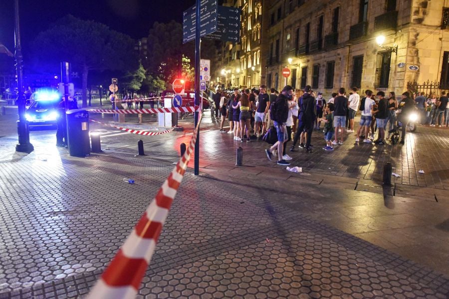Fotos: Bullicio y botellones por la víspera de la Virgen