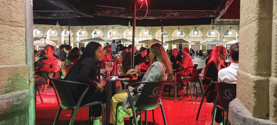 Fotos: Bullicio y botellones por la víspera de la Virgen