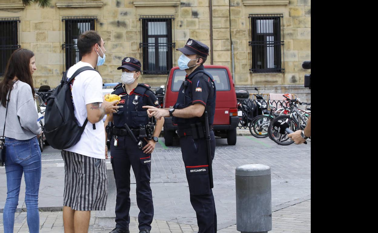 Coronavirus en Euskadi: Ertzaintza y policías locales registraron el fin de semana 106 denuncias por infracción a la normativa sanitaria en Euskadi