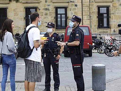Ertzaintza y policías locales registraron el fin de semana 106 denuncias por infracción a la normativa sanitaria en Euskadi