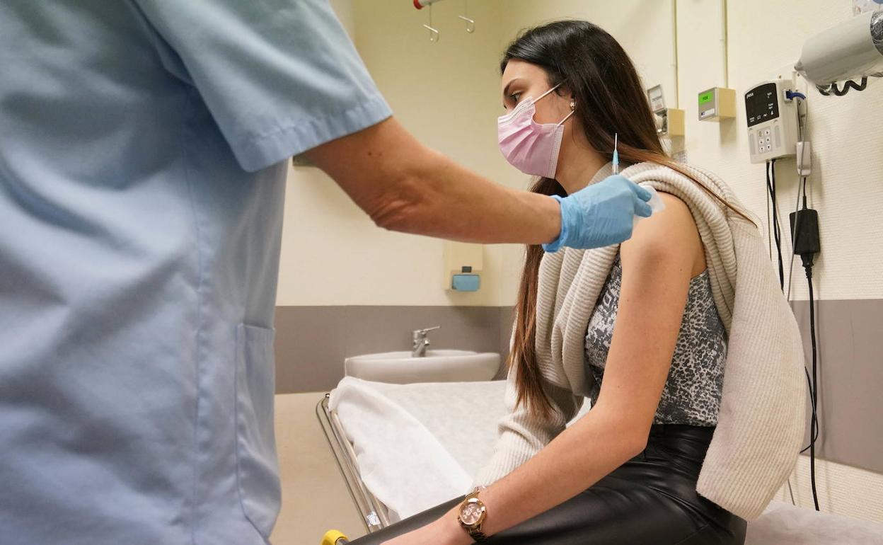 Euskadi recibe otras 78.000 dosis de Pfizer para seguir con el ritmo de vacunación