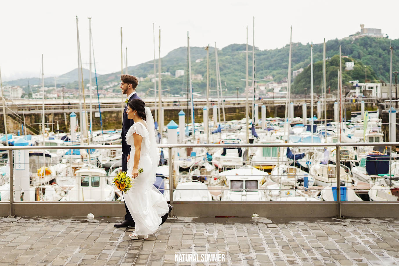 Contra viento y marea, y nunca mejor dicho, la pareja formada por la periodista donostiarra Danae Zarzuelo y el jugador de baloncesto Mike Carlson se dieron un 'sí quiero' más que emotivo. He aquí los mejores momentos del inolvidable y esperado día