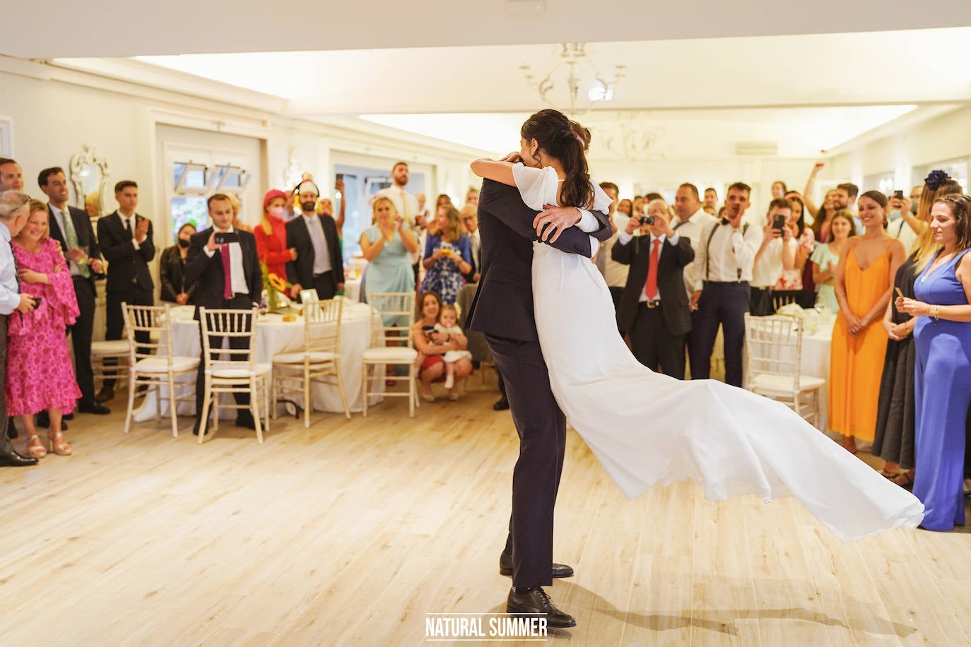 Contra viento y marea, y nunca mejor dicho, la pareja formada por la periodista donostiarra Danae Zarzuelo y el jugador de baloncesto Mike Carlson se dieron un 'sí quiero' más que emotivo. He aquí los mejores momentos del inolvidable y esperado día
