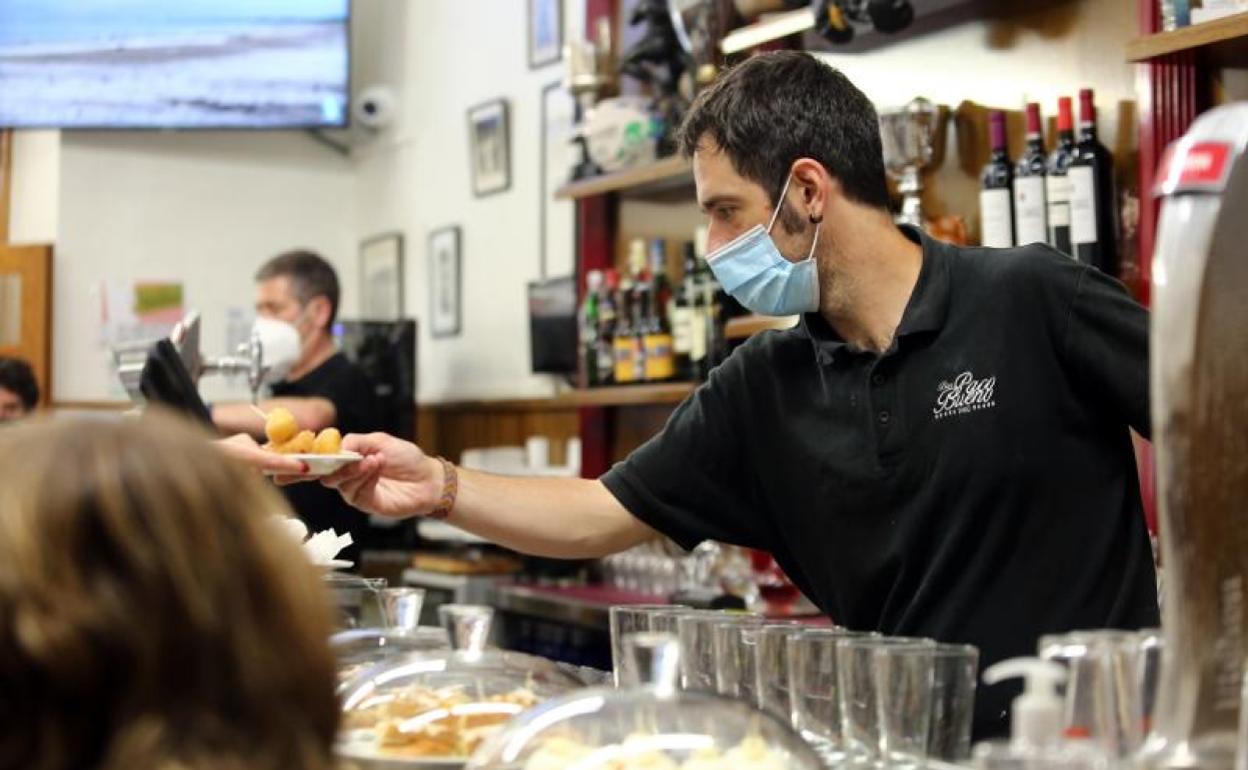La hostelería es el sector que porcentualmente más trabajadores afectados ha sacado del ERTE en la primera quincena de agosto. 