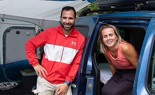 Ángel Custodio y Verónica Román posan junto a su caravana en el camping