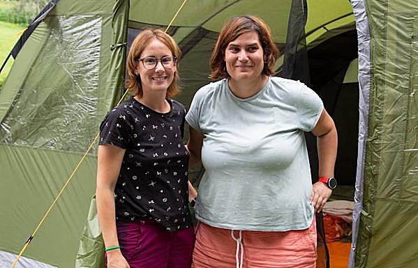 Mónica Lara y Debi Manzanares, de Barcelona, agradecen «el clima otoñal» de Gipuzkoa.