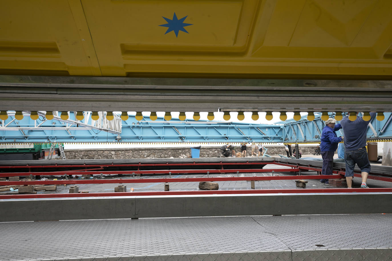 Era la primera vez que se instalaba el ferial del Paseo Nuevo sin el contexto de la celebración de la Semana Grande, lo que en un primer momento provocó dudas sobre cuál sería la respuesta del público. Ahora, una vez despedidas las atracciones el balance tanto de los feriantes como de Donostia Festak no puede ser más satisfactorio. Se han superado las expectativas en cuanto a afluencia de personas y se ha constatado un elevado respeto por el cumplimiento de las normas sanitarias impuestas por la pandemia del Covid.