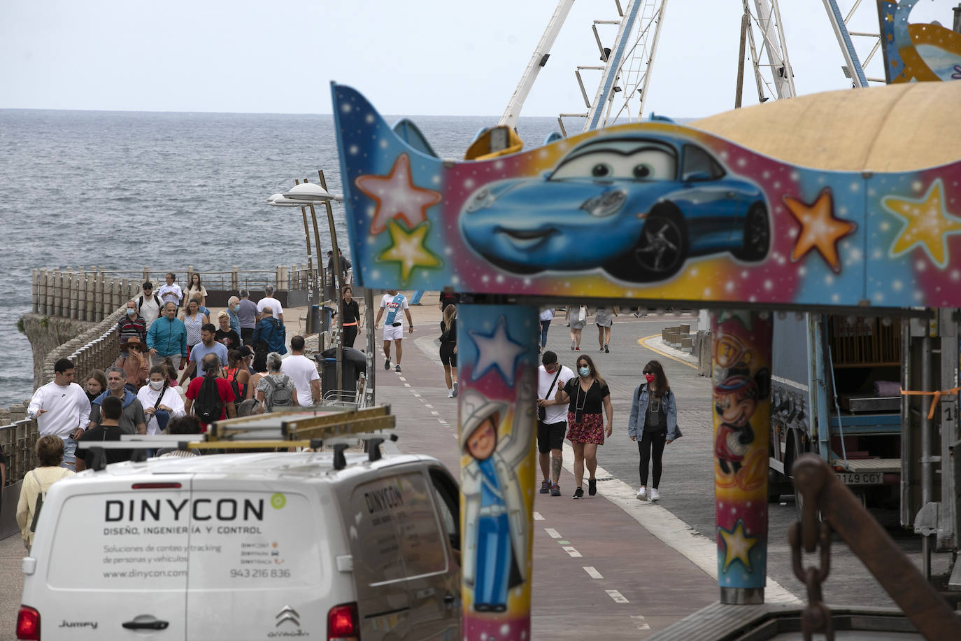 Era la primera vez que se instalaba el ferial del Paseo Nuevo sin el contexto de la celebración de la Semana Grande, lo que en un primer momento provocó dudas sobre cuál sería la respuesta del público. Ahora, una vez despedidas las atracciones el balance tanto de los feriantes como de Donostia Festak no puede ser más satisfactorio. Se han superado las expectativas en cuanto a afluencia de personas y se ha constatado un elevado respeto por el cumplimiento de las normas sanitarias impuestas por la pandemia del Covid.