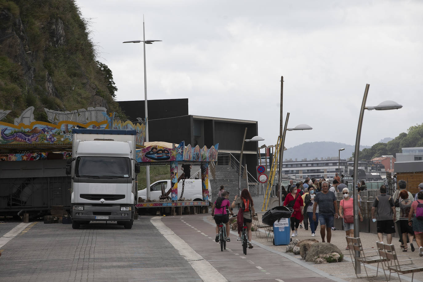 Era la primera vez que se instalaba el ferial del Paseo Nuevo sin el contexto de la celebración de la Semana Grande, lo que en un primer momento provocó dudas sobre cuál sería la respuesta del público. Ahora, una vez despedidas las atracciones el balance tanto de los feriantes como de Donostia Festak no puede ser más satisfactorio. Se han superado las expectativas en cuanto a afluencia de personas y se ha constatado un elevado respeto por el cumplimiento de las normas sanitarias impuestas por la pandemia del Covid.
