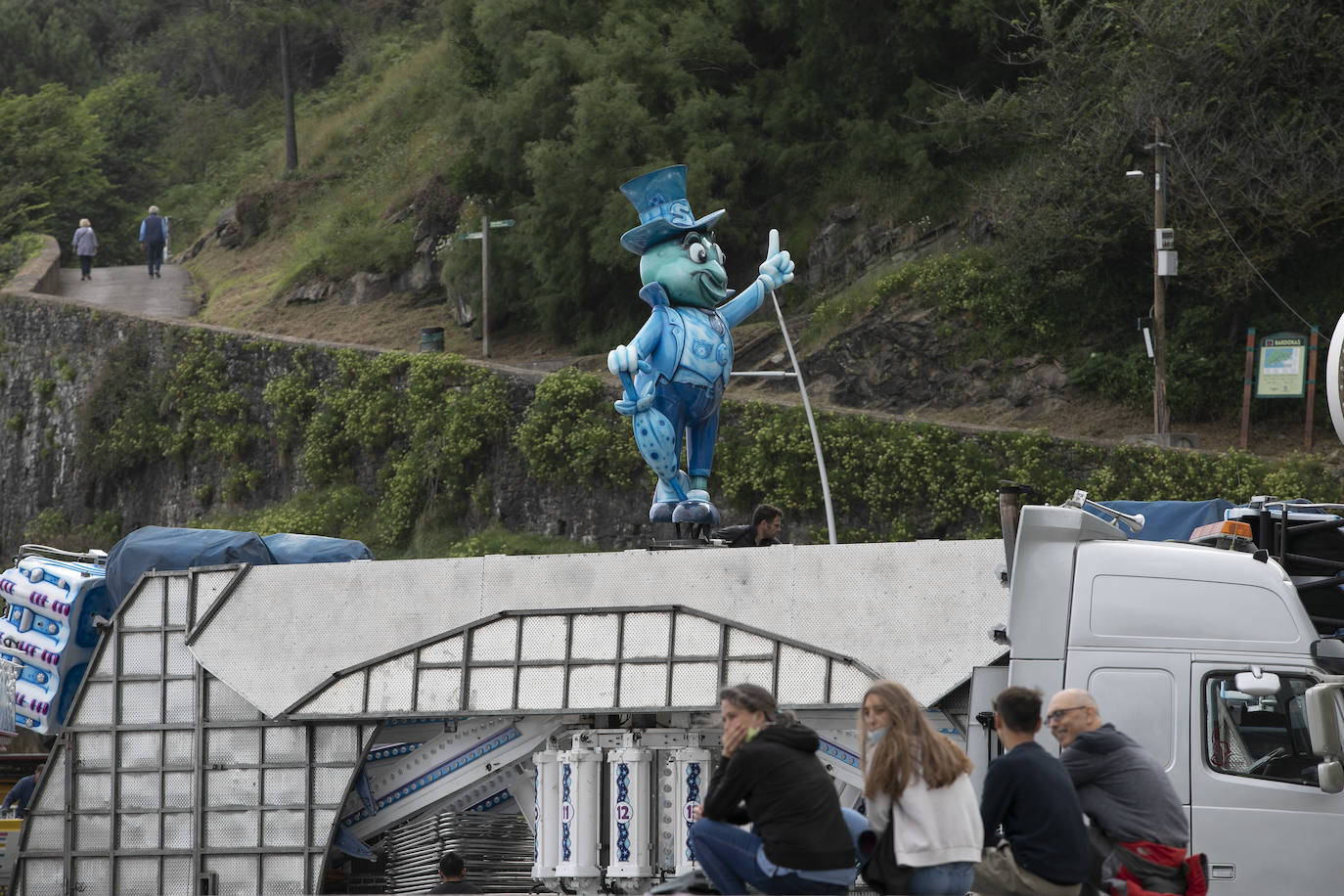 Era la primera vez que se instalaba el ferial del Paseo Nuevo sin el contexto de la celebración de la Semana Grande, lo que en un primer momento provocó dudas sobre cuál sería la respuesta del público. Ahora, una vez despedidas las atracciones el balance tanto de los feriantes como de Donostia Festak no puede ser más satisfactorio. Se han superado las expectativas en cuanto a afluencia de personas y se ha constatado un elevado respeto por el cumplimiento de las normas sanitarias impuestas por la pandemia del Covid.