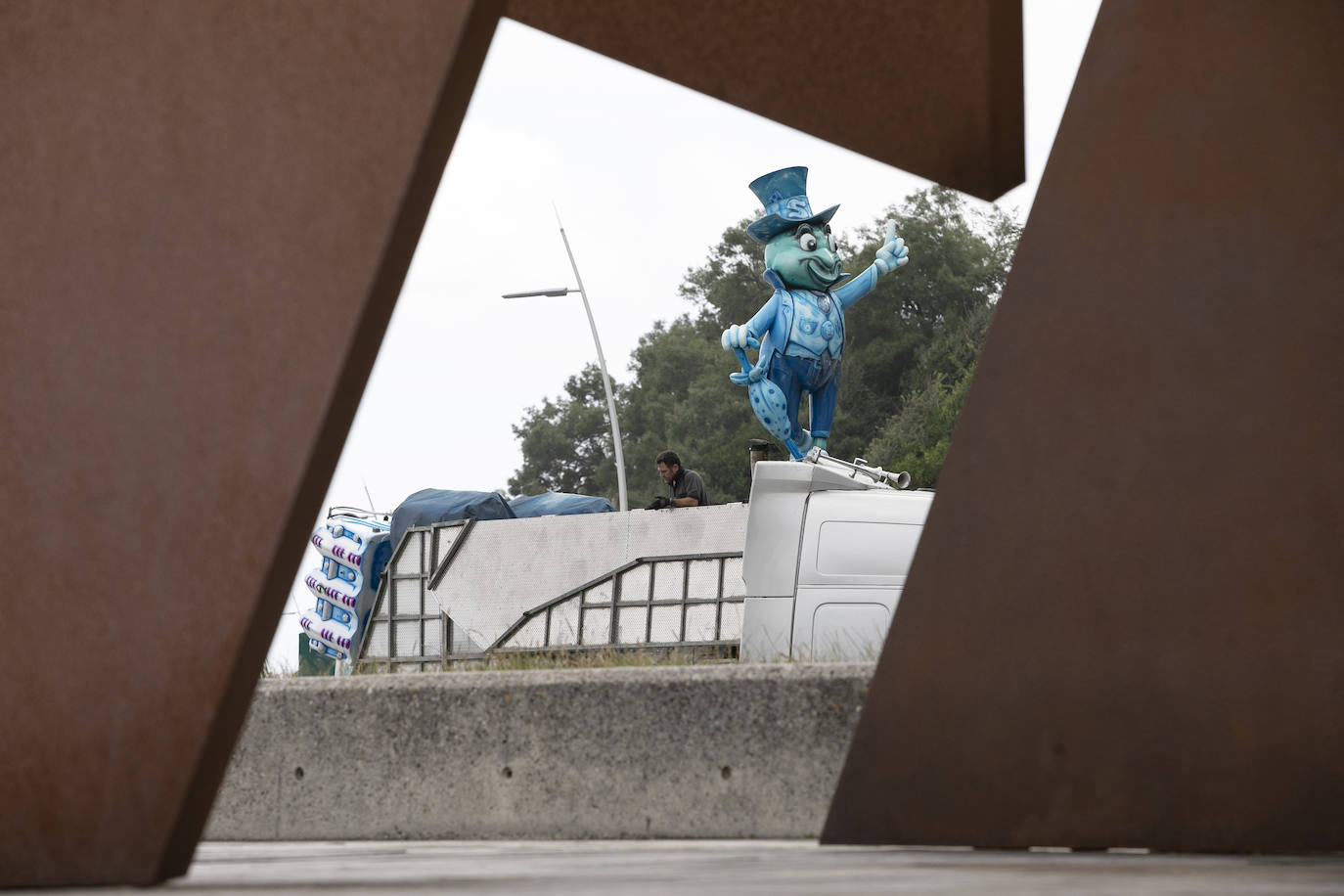 Era la primera vez que se instalaba el ferial del Paseo Nuevo sin el contexto de la celebración de la Semana Grande, lo que en un primer momento provocó dudas sobre cuál sería la respuesta del público. Ahora, una vez despedidas las atracciones el balance tanto de los feriantes como de Donostia Festak no puede ser más satisfactorio. Se han superado las expectativas en cuanto a afluencia de personas y se ha constatado un elevado respeto por el cumplimiento de las normas sanitarias impuestas por la pandemia del Covid.