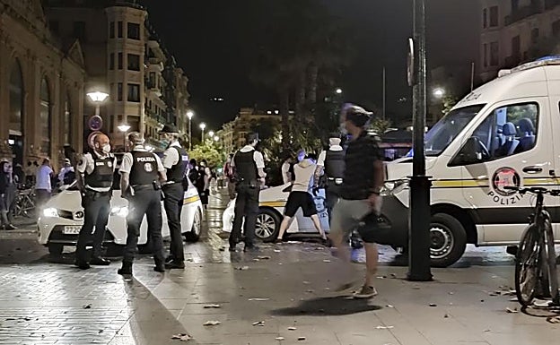 Detienen a cinco jóvenes de madrugada en Donostia por lanzar botellas a la Ertzaintza