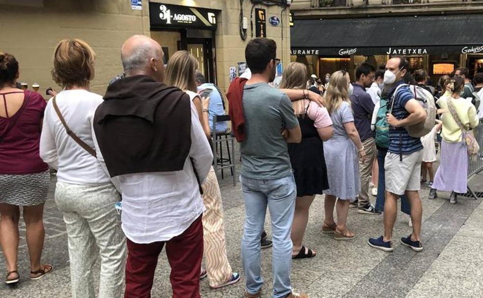En vídeo, las imágenes de los turistas que hacen cola en los exteriores de los bares de la parte vieja 