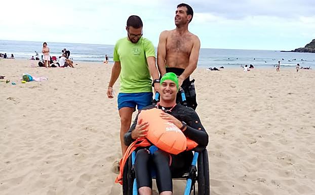 Javier Boo acompañado de dos de sus asistentes, antes de partir hacia Pasaia. 