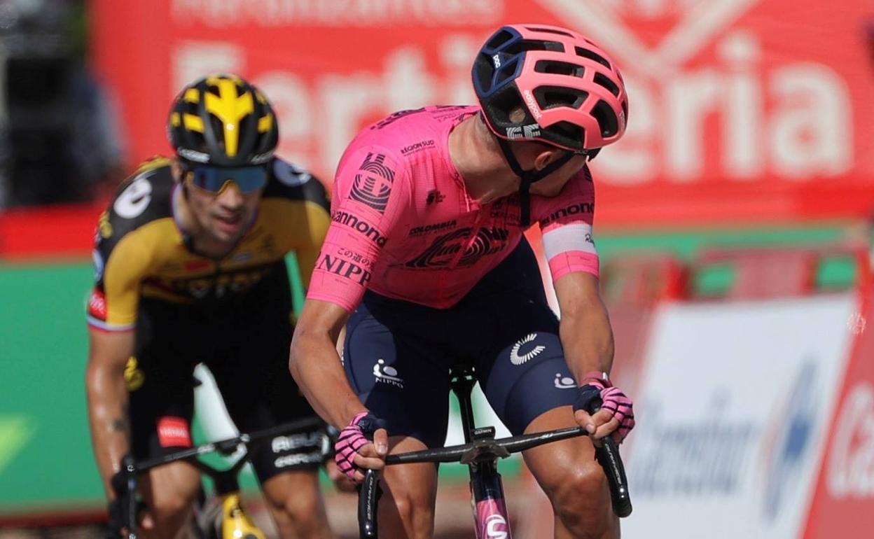 Primoz Roglic persigue a Cort Nielsen. 