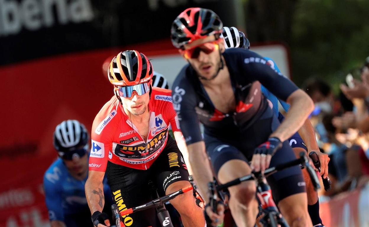 Roglic mantiene una jornada más el maillot rojo de líder.