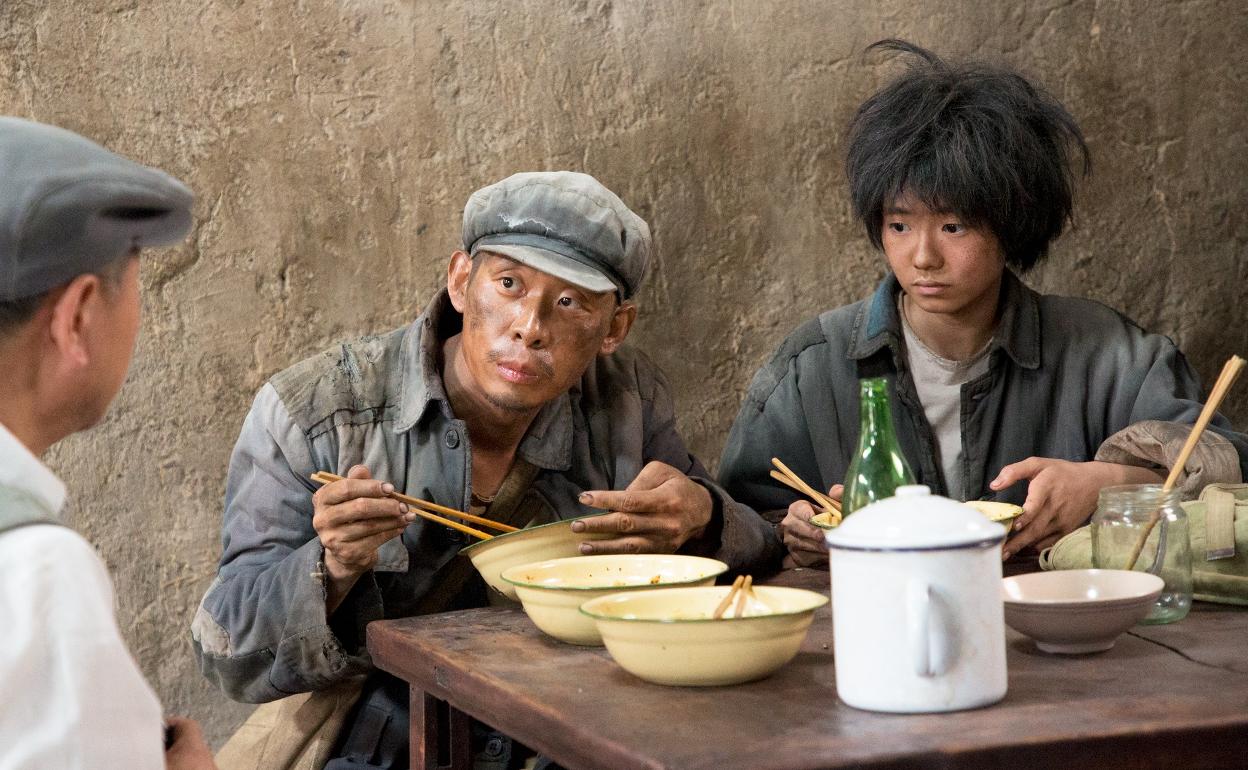 Fotograma de la película 'Yi miao zhong / One Second', de Zhang Yimou.