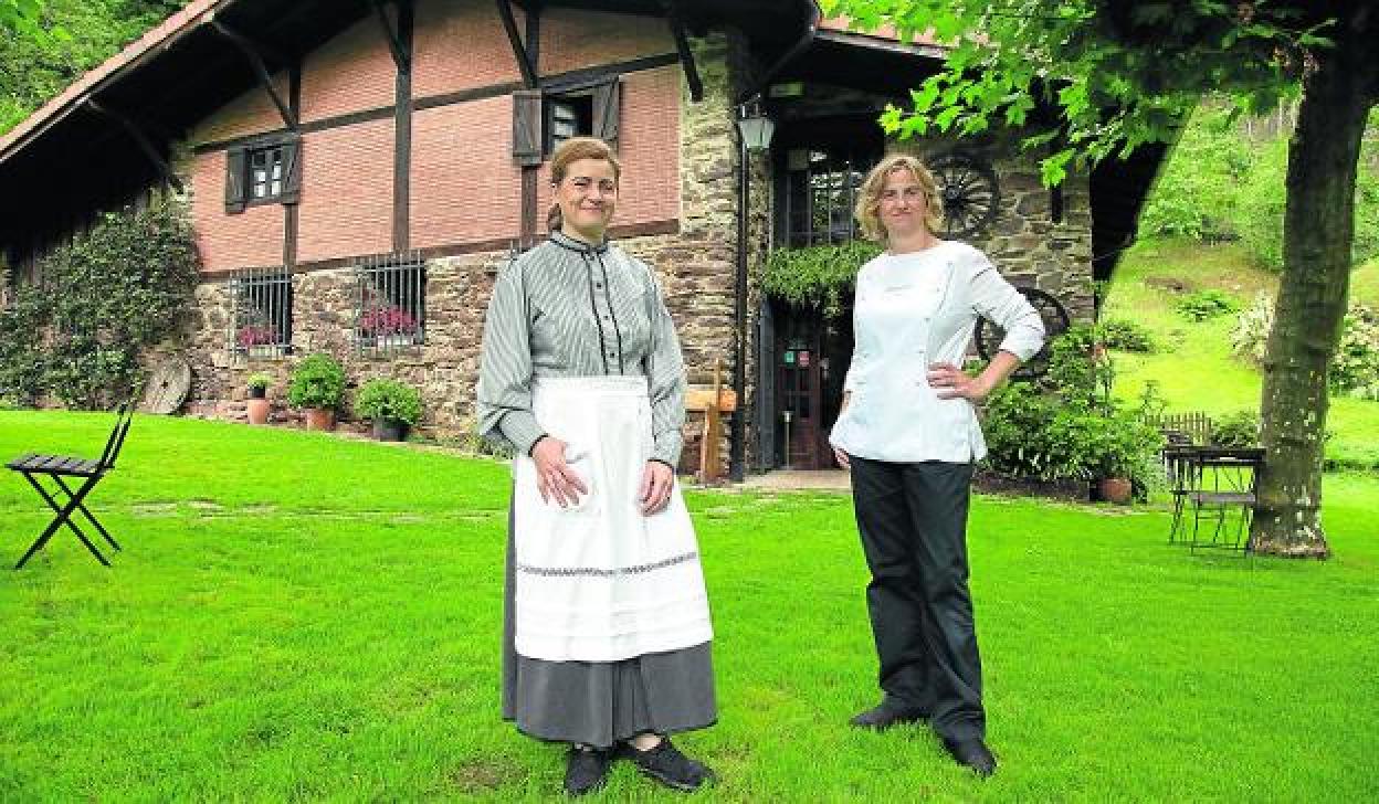 Eider y Aitziber, ante su precioso caserío-restaurante Iturralde. 