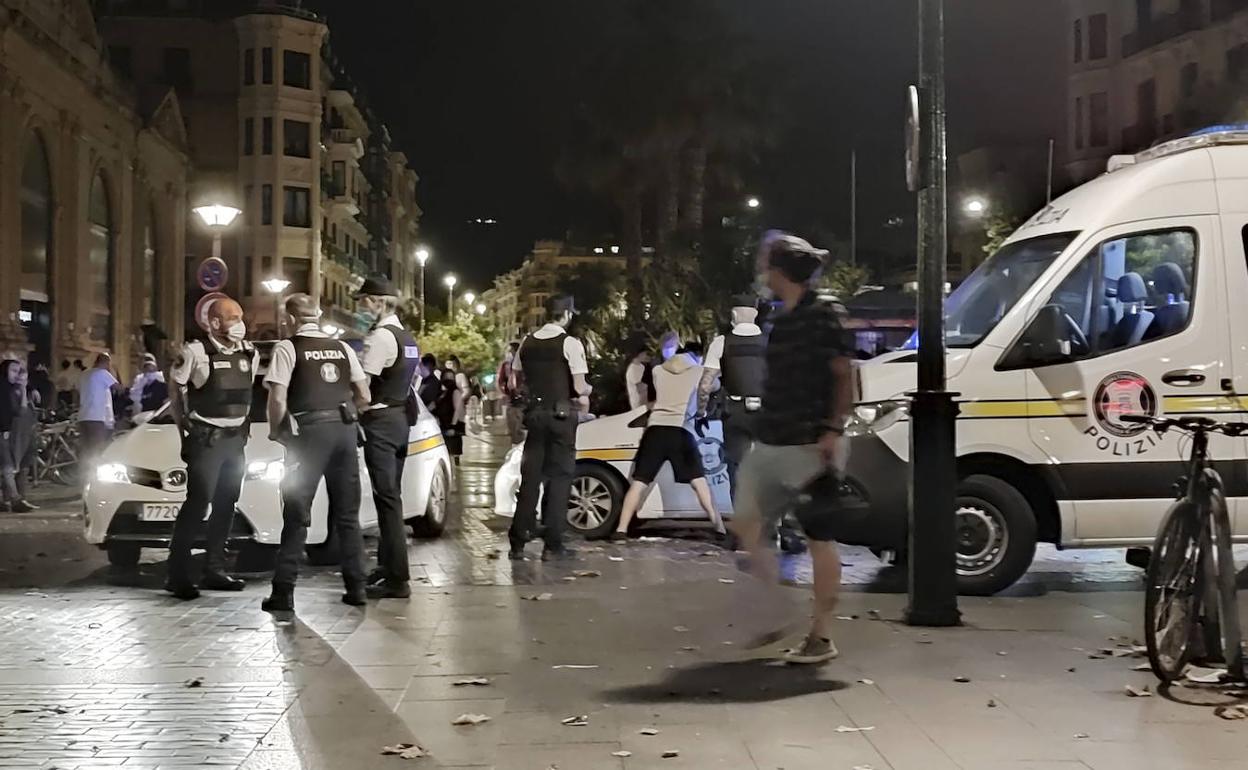 Agentes de la Guardia Muncipal durante una actuación en el Boulevard donostiarra.