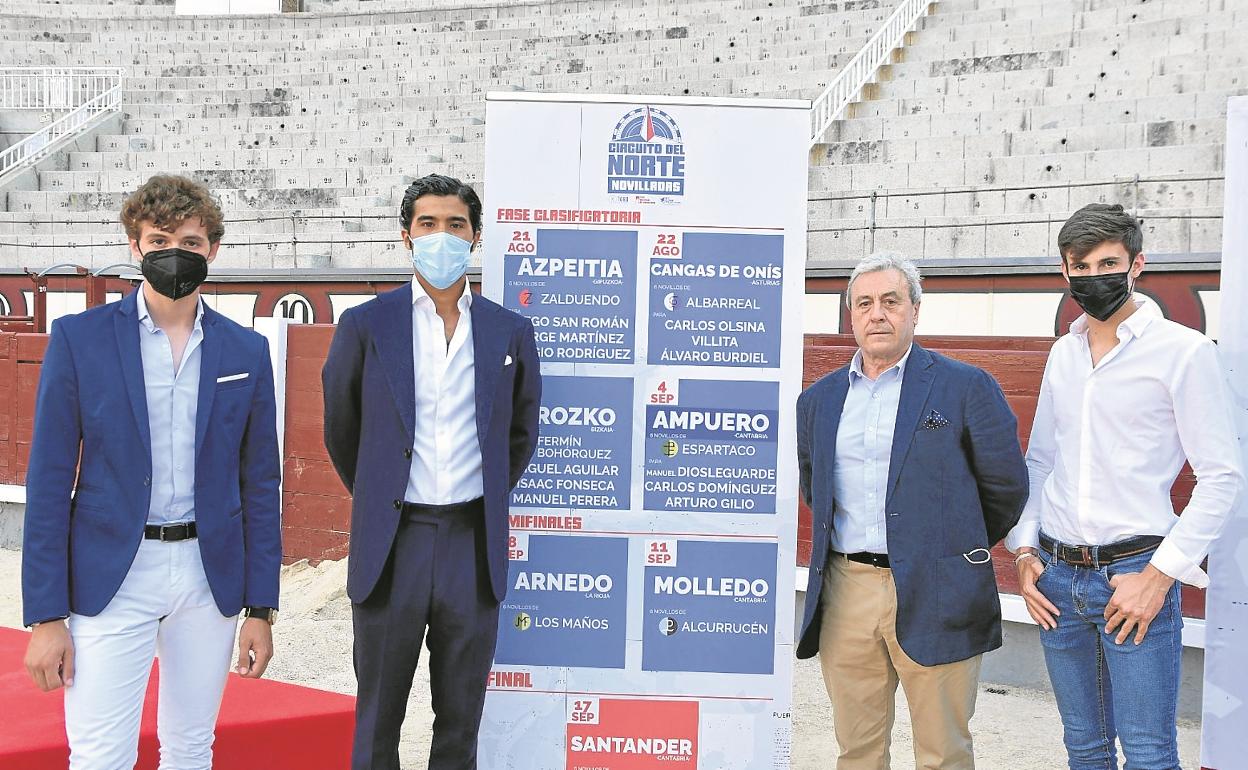 Los novilleros posan con Joxin iriarte en la plaza de las Ventas el día de la presentación.