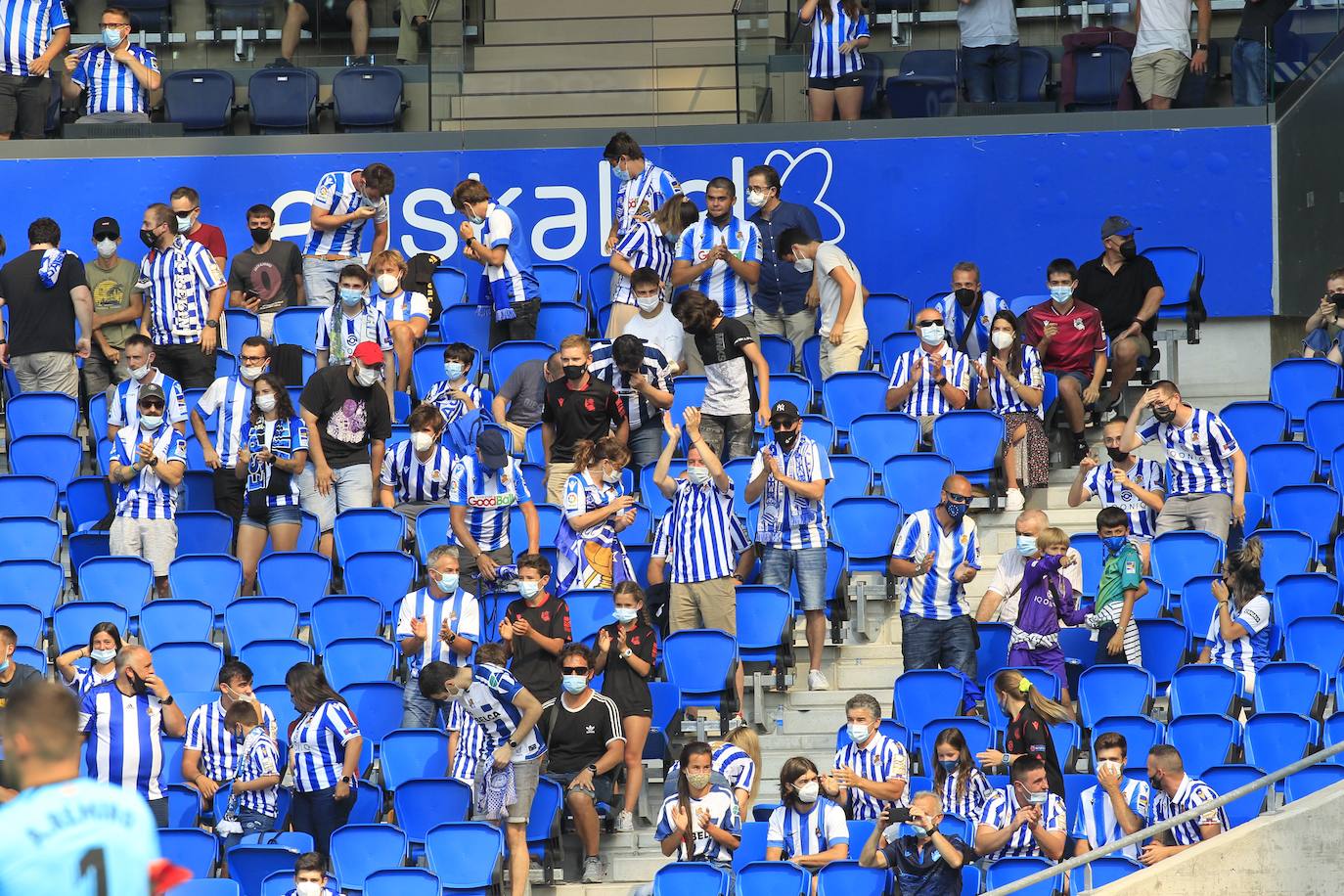 Fotos: La Real Sociedad se reencuentra con la afición en las gradas
