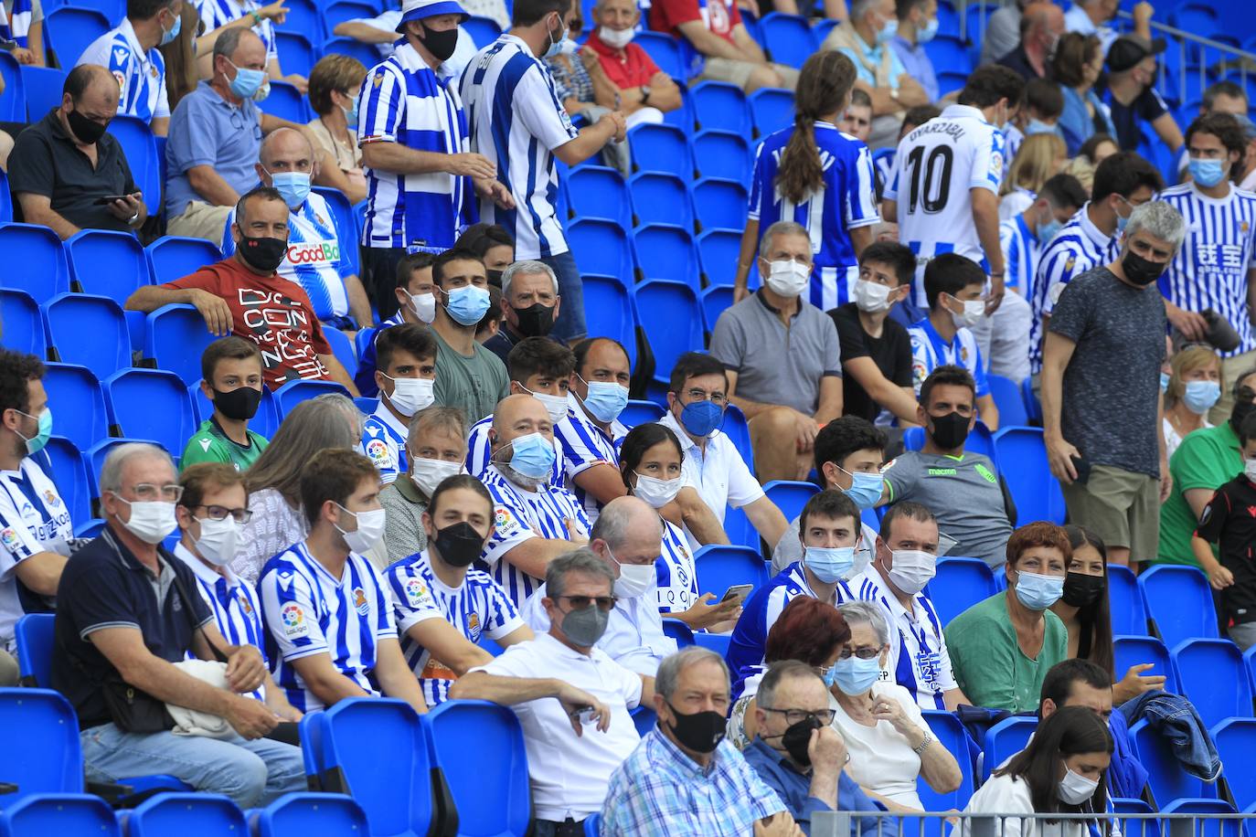 Fotos: La Real Sociedad se reencuentra con la afición en las gradas