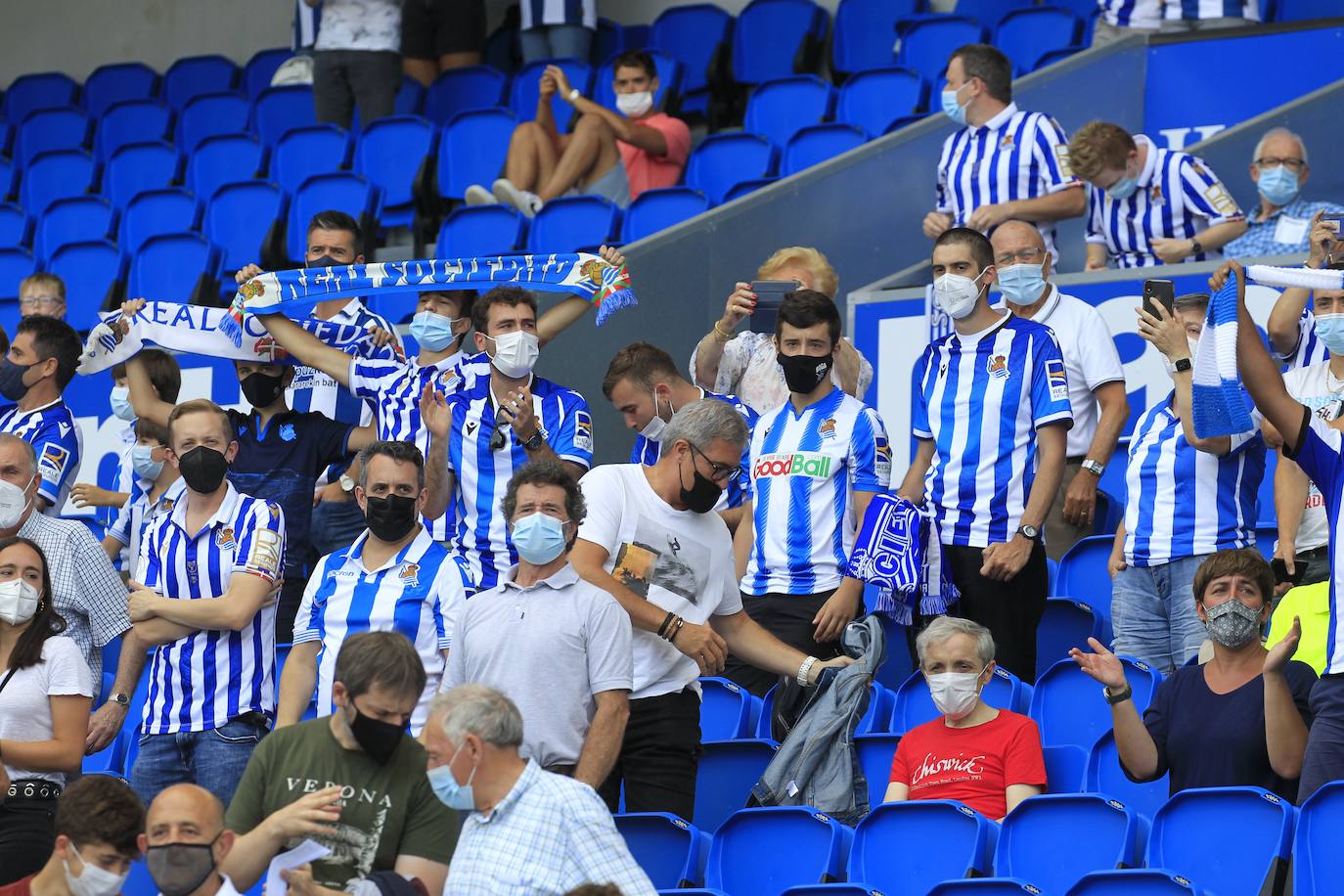 Fotos: La Real Sociedad se reencuentra con la afición en las gradas