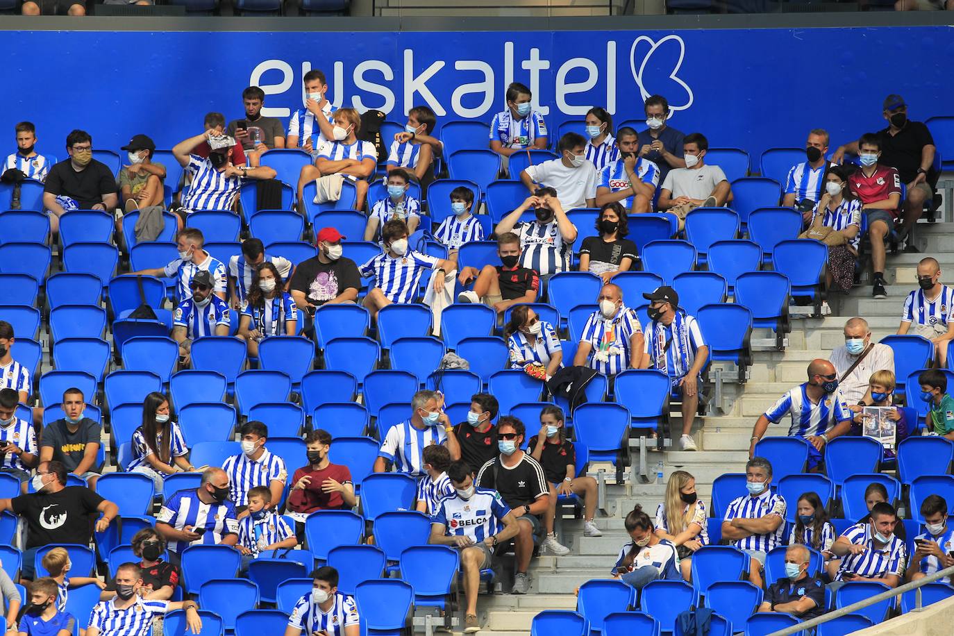 Fotos: La Real Sociedad se reencuentra con la afición en las gradas