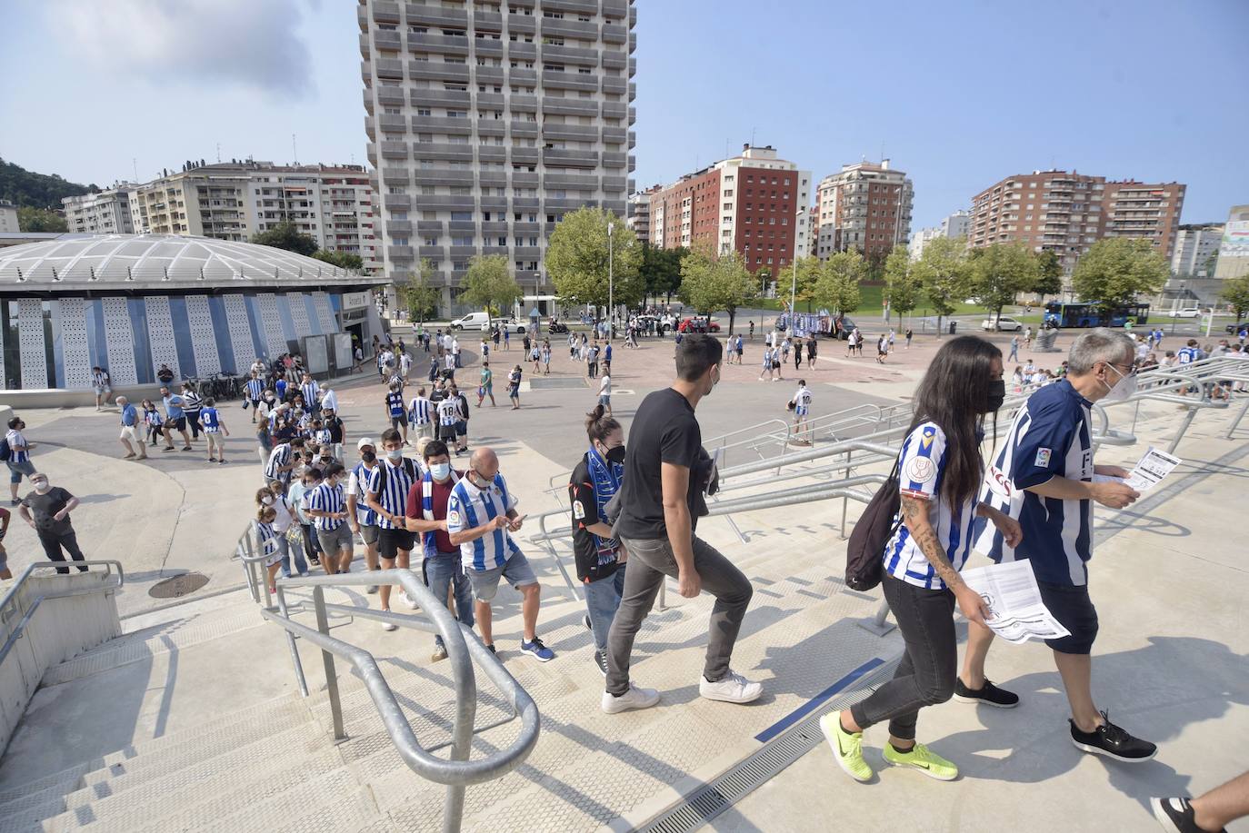 Fotos: La Real Sociedad se reencuentra con la afición en las gradas