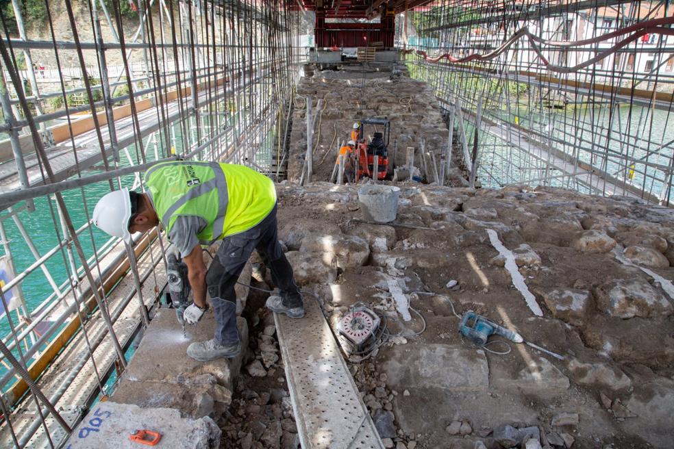 Entrañas. Imagen de las 'tripas' del puente conlos nuevos pilotes colocados en la pila númerodos que colapsó en 2018. 