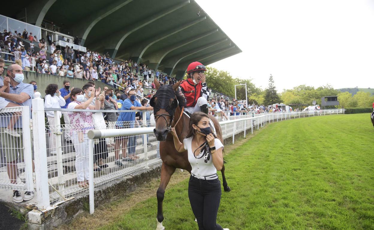 La jocketta Vicky Alonso, emocionada, tras su triunfo con 'City Gent'.