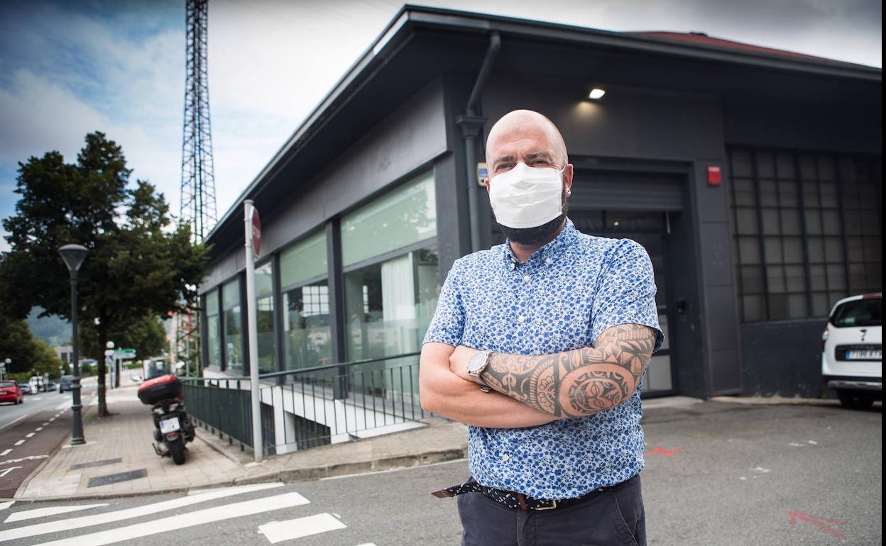 El director de Migración y Asilo del Gobierno Vasco, Xabier Legarreta, posa para la entrevista ante el recurso de Hilanderas, en Irun.