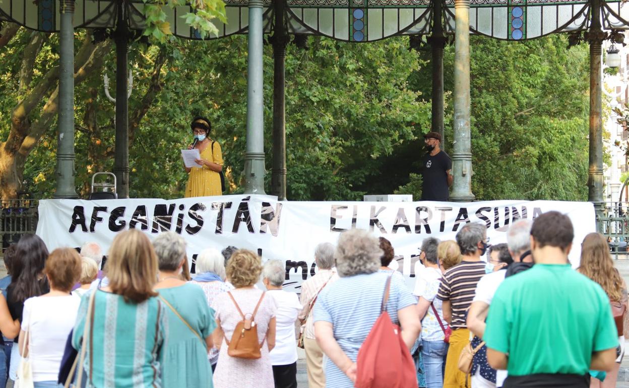 En la concentración convocada por varias ONG pidieron corredores para la salida segura de los afganos. 