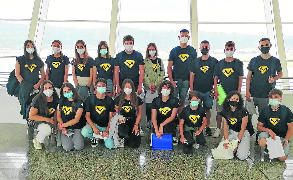 El grupo de estudiantes posó en el aeropuerto antes de salir a Irlanda.