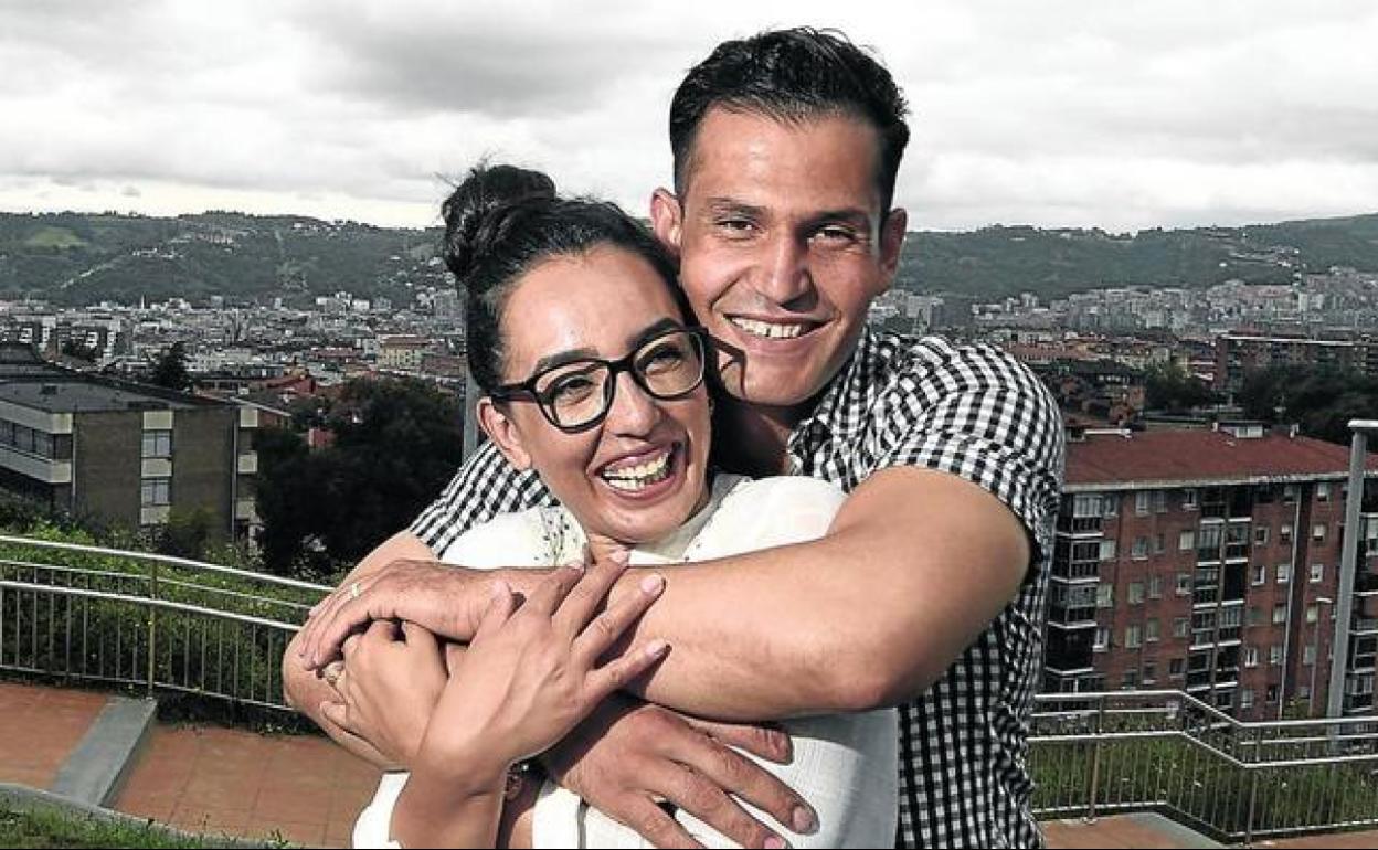 Ramish abraza entre risas a Nilofar momentos antes de disfrutar contemplando las vistas de Bilbao. 