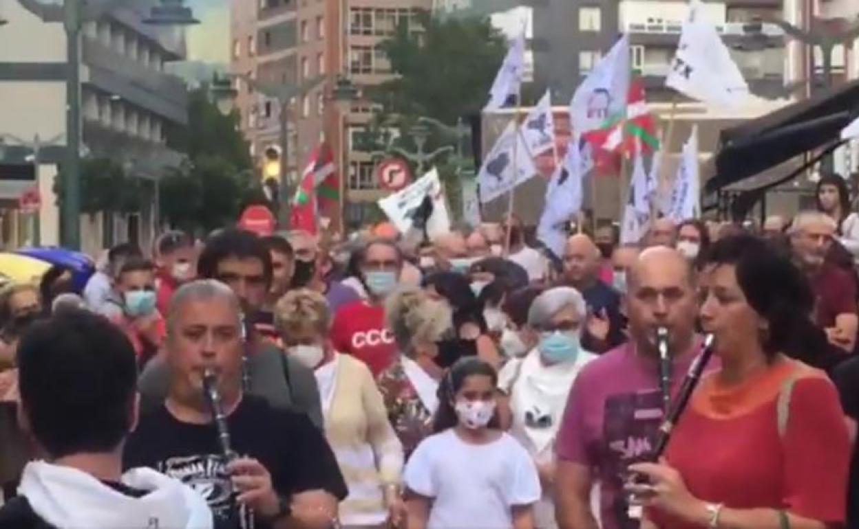 El preso de ETA Agustín Almaraz, en el centro de la imagen con camiseta roja, fue recibido el lunes con un pasacalles en su barrio de Santutxu. 