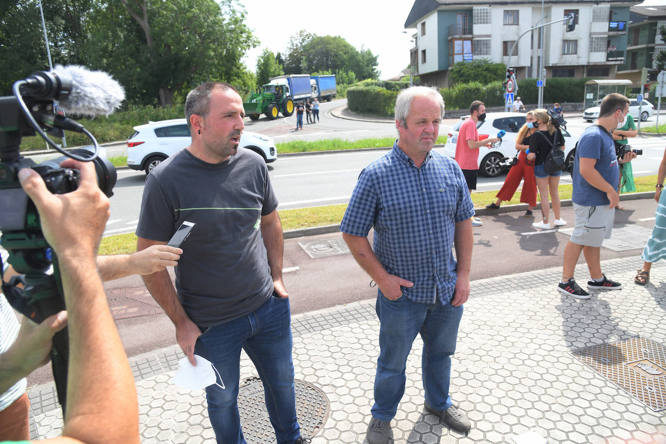 Fotos: Las imágenes de la concentración de decenas de baserritarras para exigir subir el precio mínimo de la leche a 0,70 euros