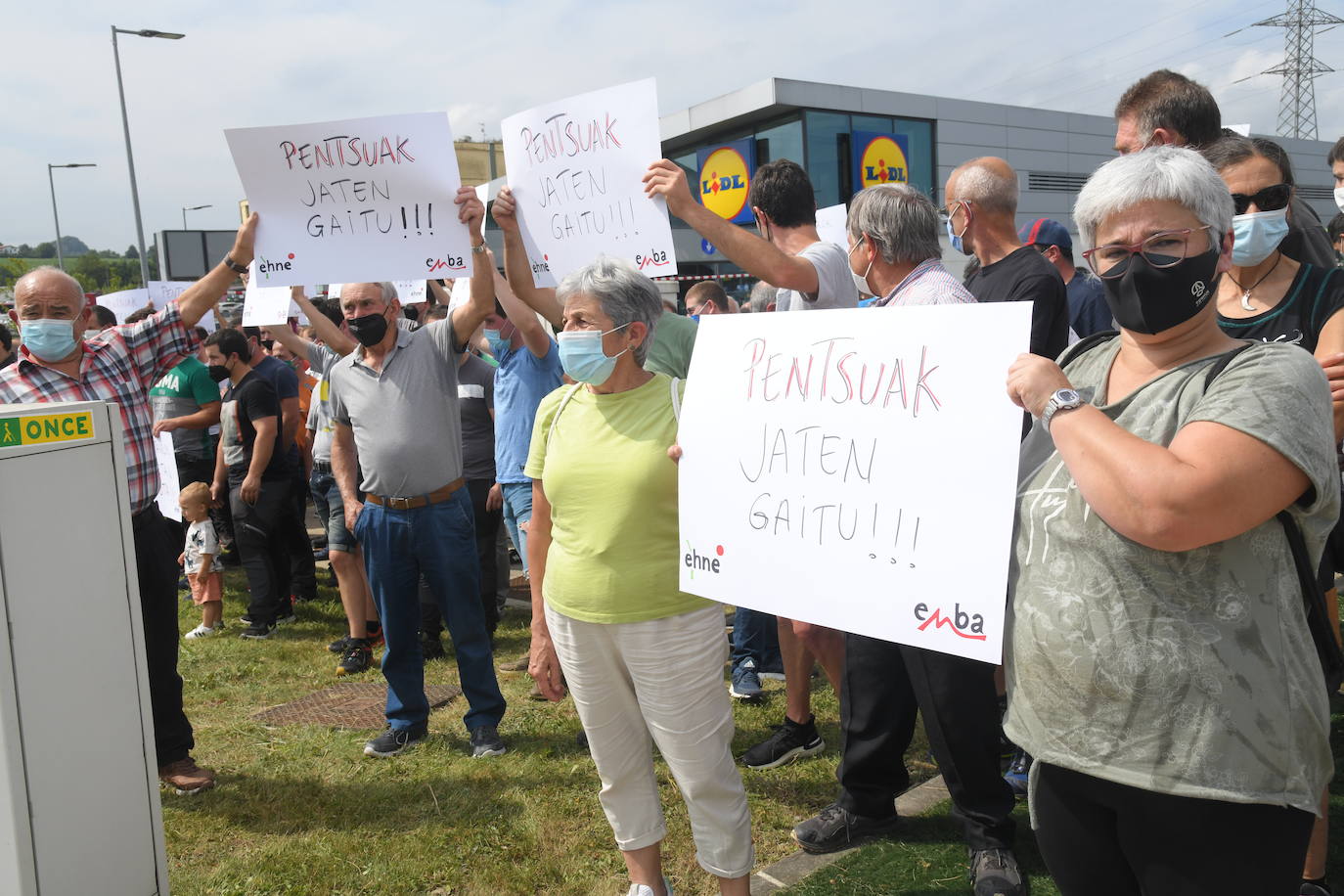 Fotos: Las imágenes de la concentración de decenas de baserritarras para exigir subir el precio mínimo de la leche a 0,70 euros