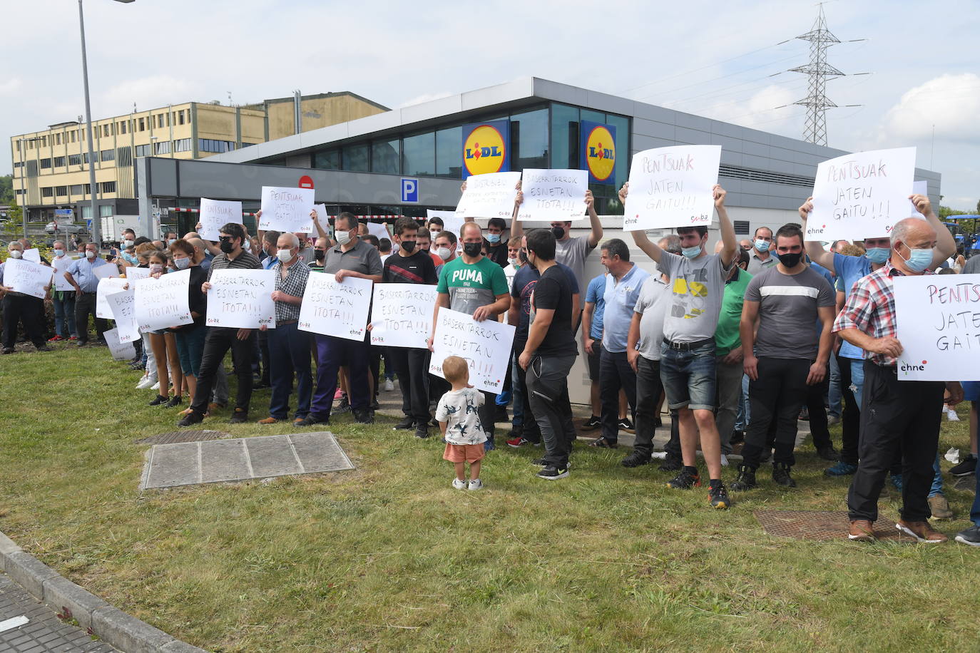 Fotos: Las imágenes de la concentración de decenas de baserritarras para exigir subir el precio mínimo de la leche a 0,70 euros