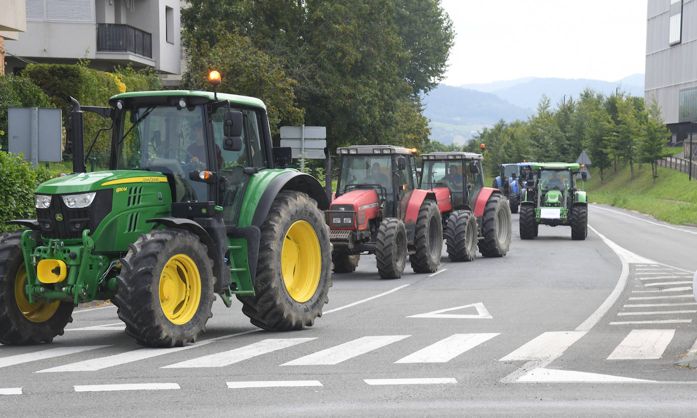 Fotos: Las imágenes de la concentración de decenas de baserritarras para exigir subir el precio mínimo de la leche a 0,70 euros
