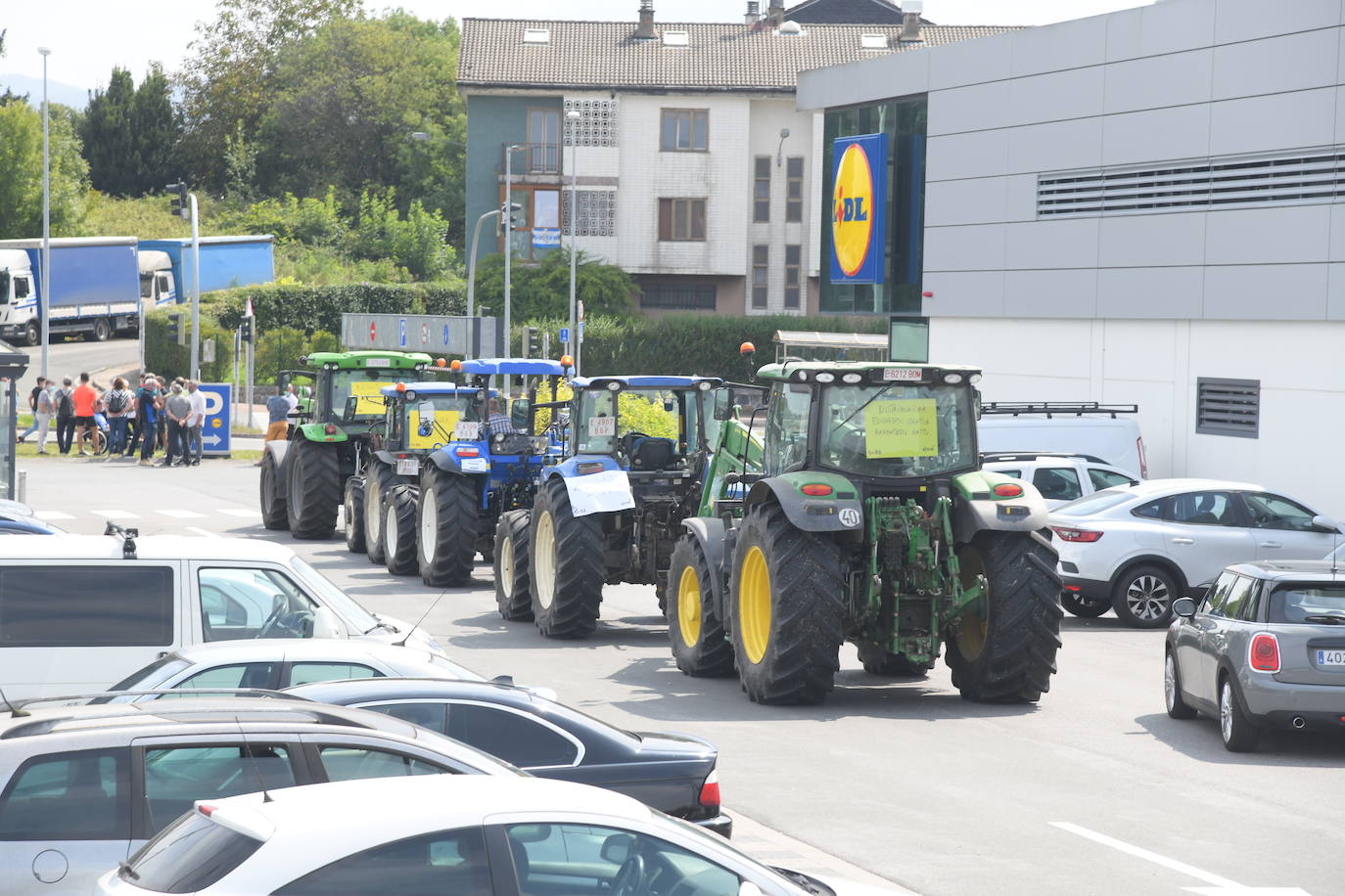 Fotos: Las imágenes de la concentración de decenas de baserritarras para exigir subir el precio mínimo de la leche a 0,70 euros