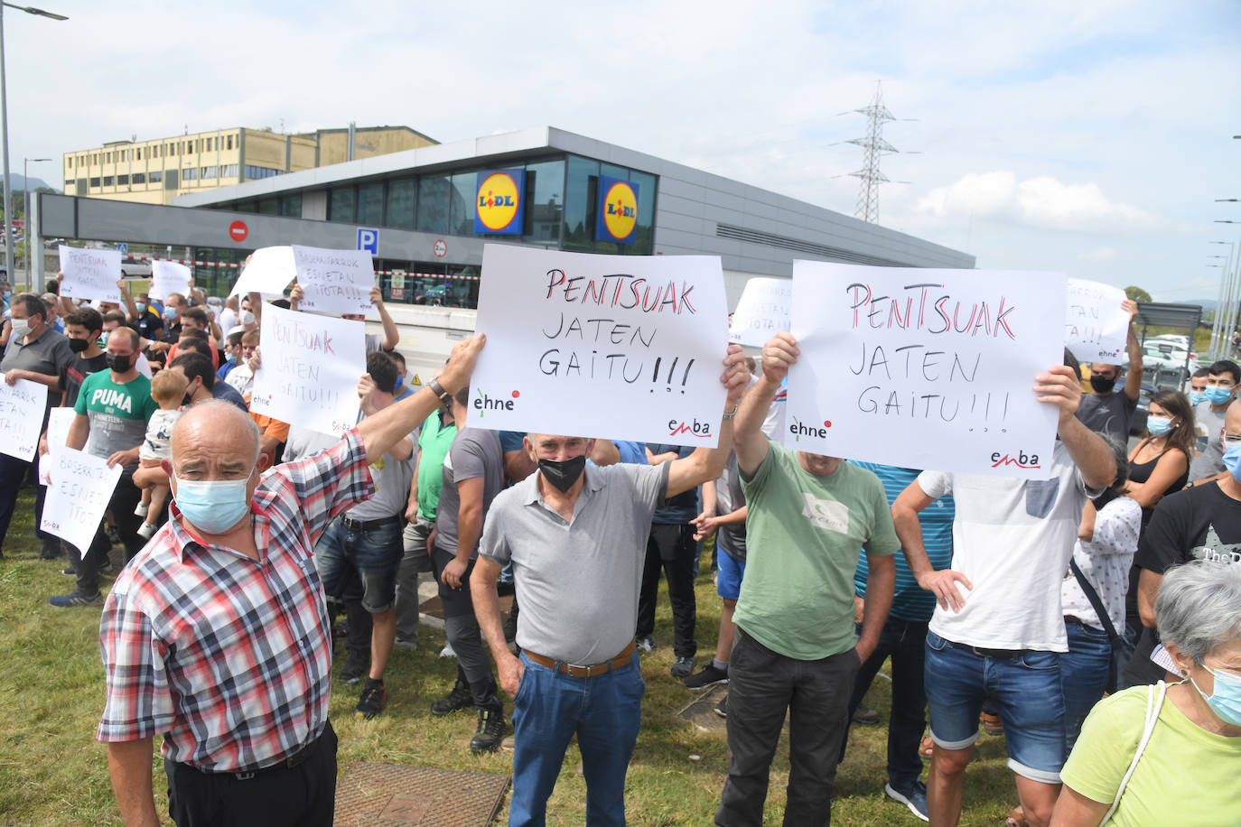 Fotos: Las imágenes de la concentración de decenas de baserritarras para exigir subir el precio mínimo de la leche a 0,70 euros