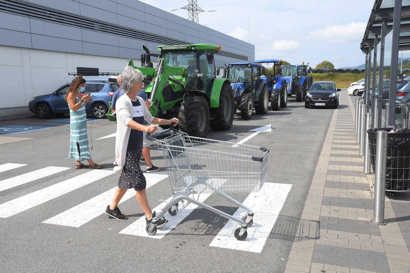 Fotos: Las imágenes de la concentración de decenas de baserritarras para exigir subir el precio mínimo de la leche a 0,70 euros