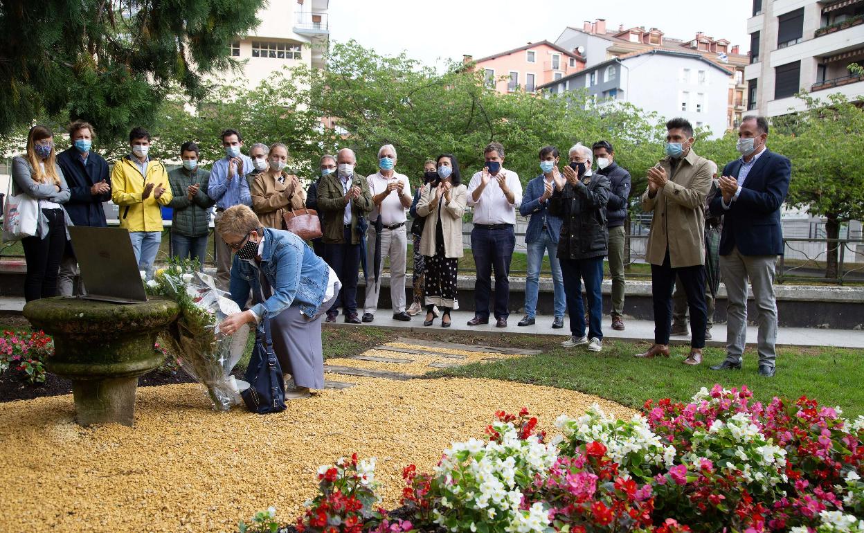 La exedil de Urretxu Begoña Pereira deposita unas flores por Indiano, en presencia de cargos del PP y del alcalde de Zumarraga, del PSE, en el homenaje del año pasado. 