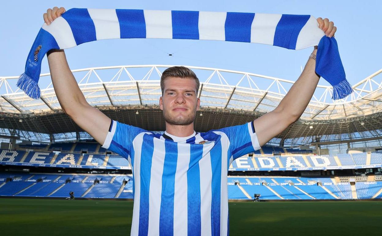Alexander Sorloth luce la camiseta txuri-urdin en el Reale Arena. 