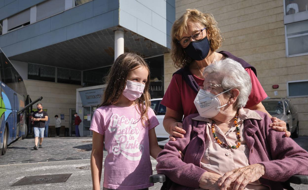 Esther, usuaria de Lamourous, junto a su sobrina y su sobrina-bisnieta. 