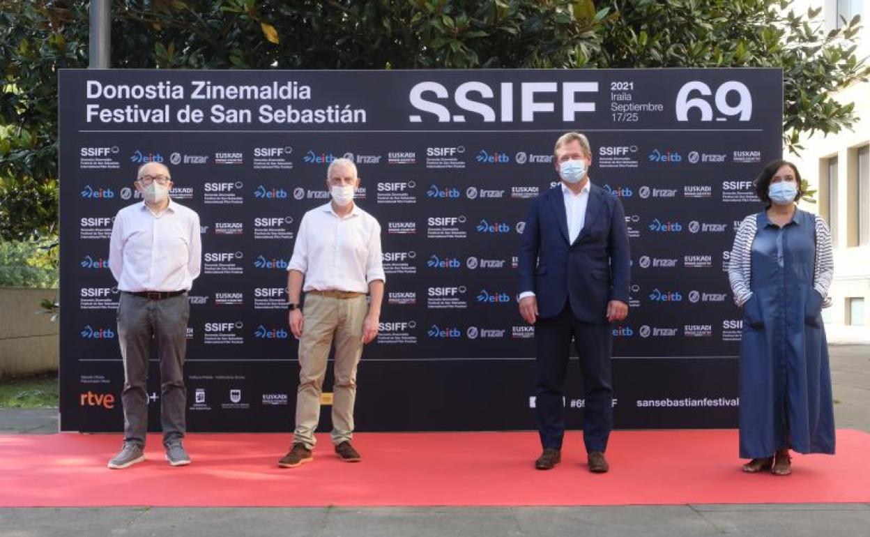 José Luis Rebordinos (Zinemaldi), Jaime Otamendi (Donostia Kultura), Bingen Zupiria (Departamento de Cultura) e Irene Larraza (Instituto Etxepare), en la presentación de las películas vascas que van a participar en el Festival. 