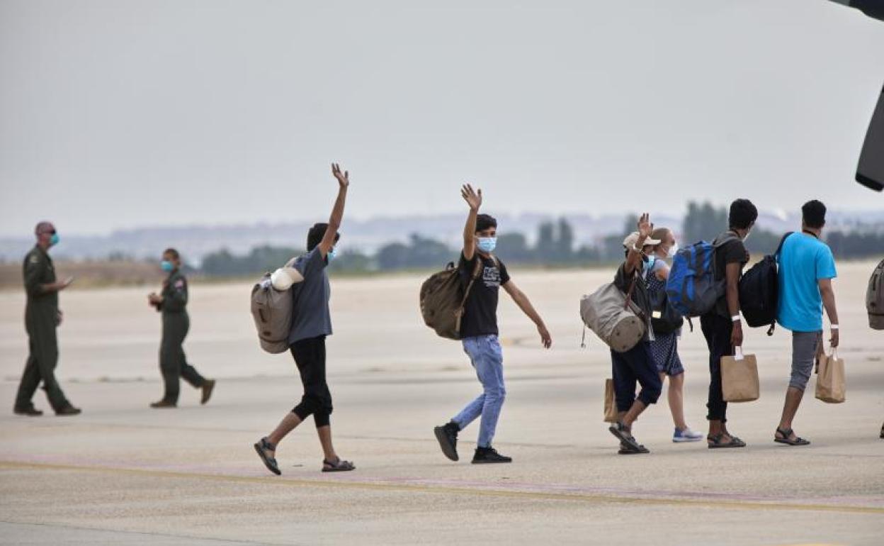 Un grupo de pasajeros repatriados de Kabul tras su llegada a Torrejón.