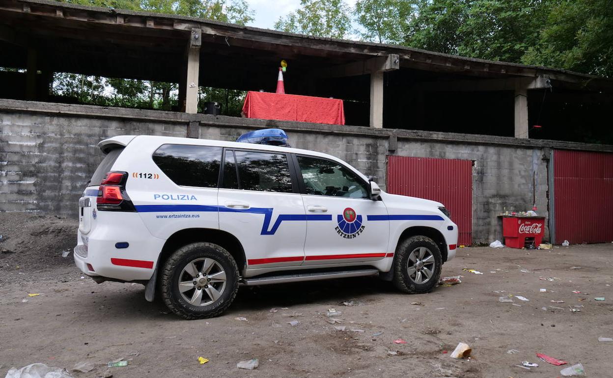 Un coche de la Ertzaintza, delante del caserío donde se ha celebrado la fiesta ilegal de Astigarraga.