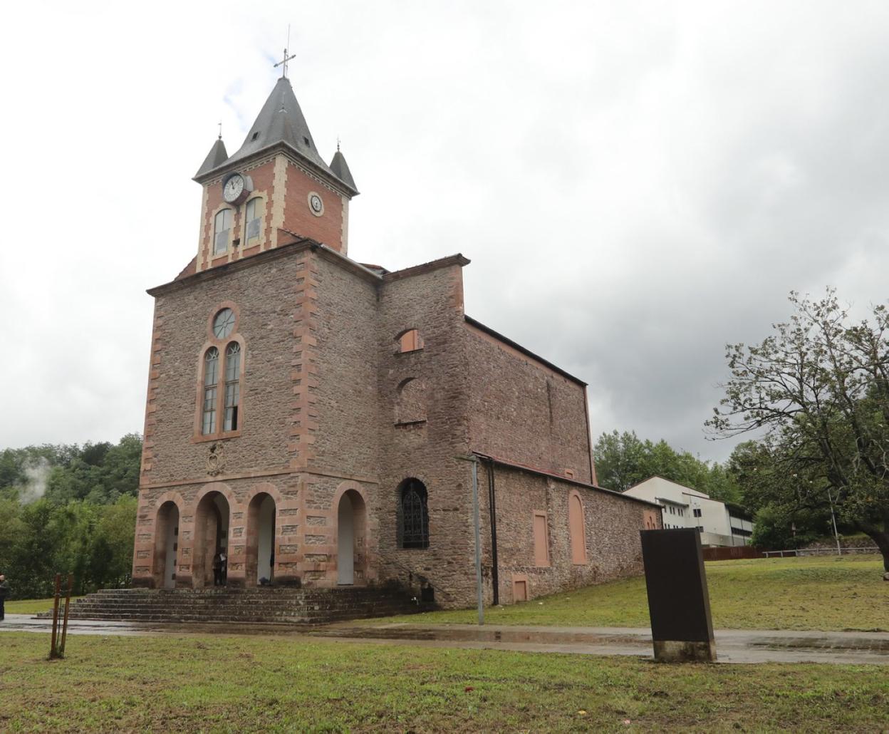 Campus Lekaroz con la Iglesia donde se desarrollará el espacio. 